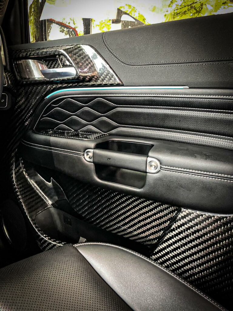 Lightweight and strong prepreg carbon enhances both function and style.